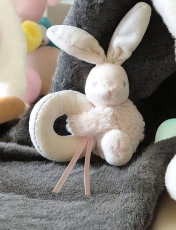Lapin hochet rose blanc perle kaloo