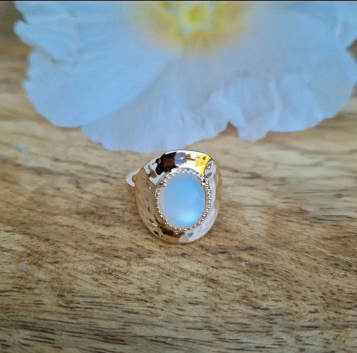 Grosse bague martelée vintage plaqué or et pierre de lune taille 58