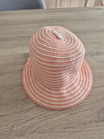 Chapeau à rayures rose et blanc
