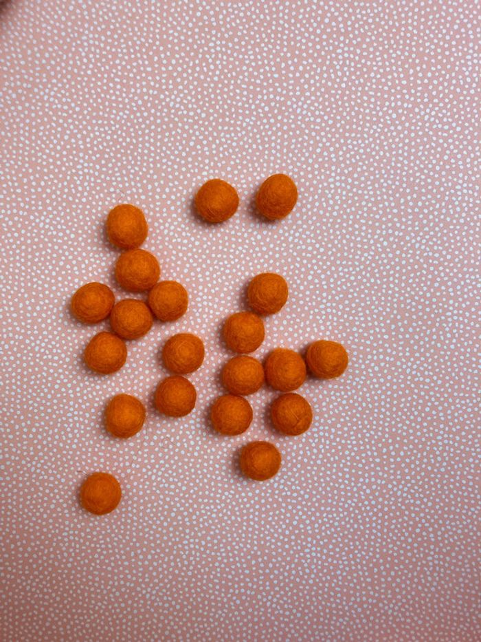 Pompons en feutre 1,5cm orange - photo numéro 2