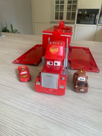 Camion Disney transporteur Cars Mack et 2 voitures flash et Martins