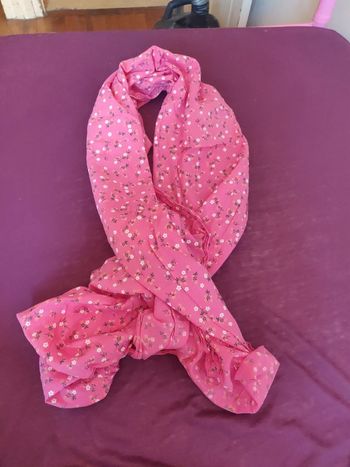 Foulard rose à fleurs