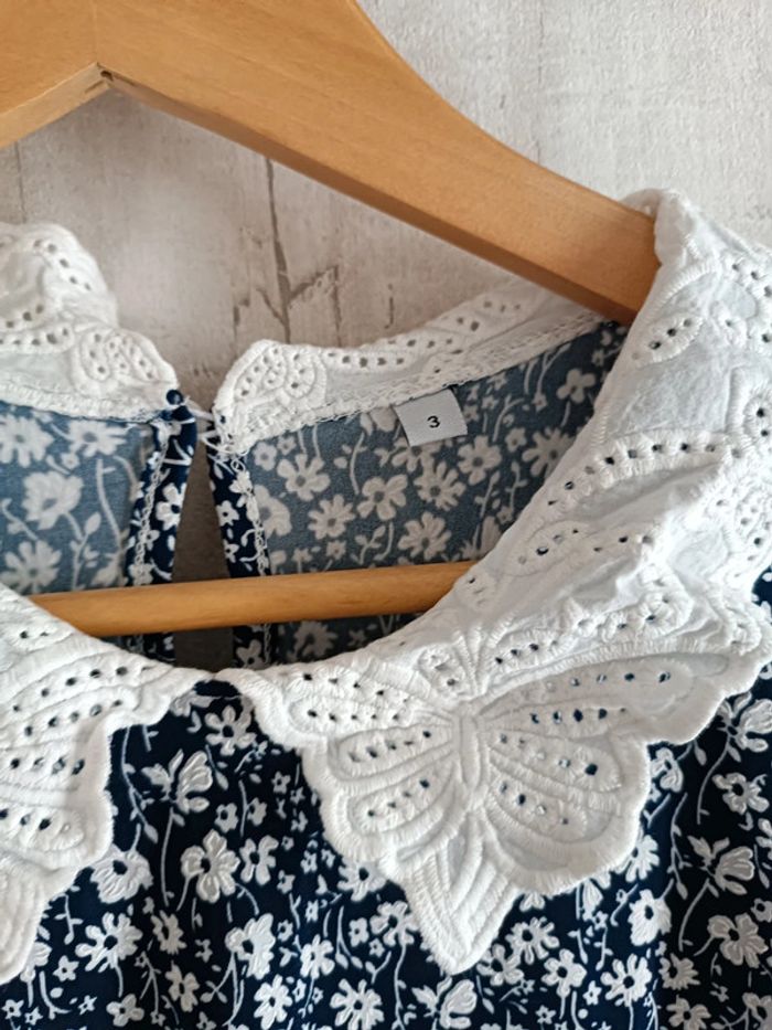 Blouse bleue à fleurs blanches et son col en broderie - photo numéro 3