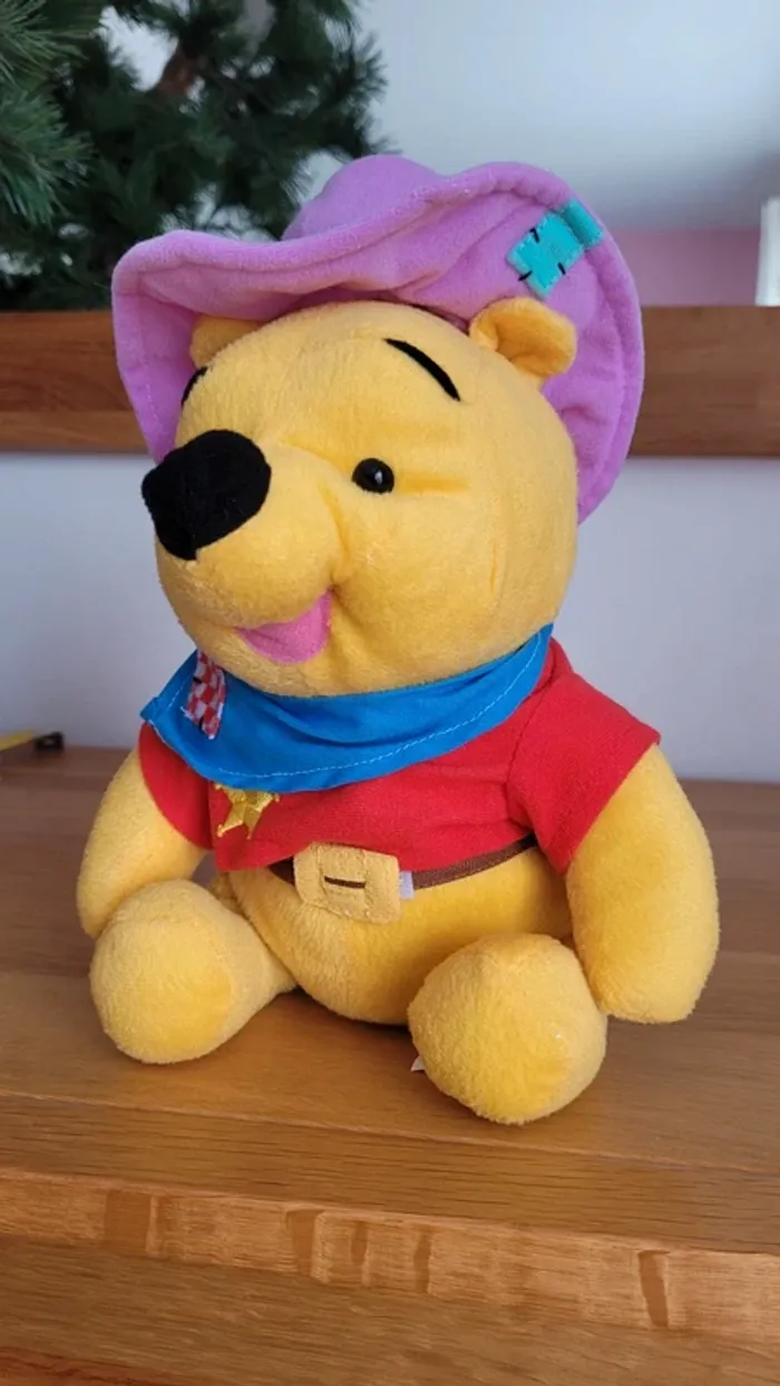 Peluche Winnie l’Ourson en tenue de shérif