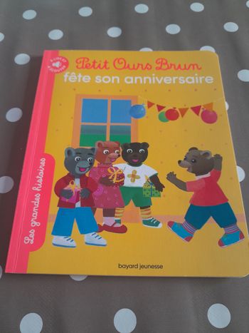 Livre petit ours brun fête son anniversaire 