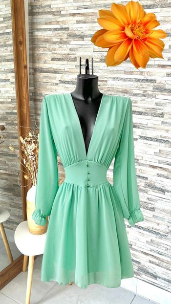 Petite robe pour cocktails vert sauge pastel