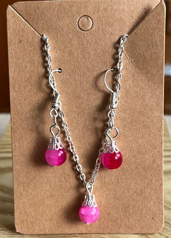Collier et boucles d’oreilles perle fuschia