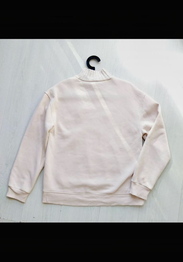 sweat Zara femme de couleur écru avec un imprimé visage et un col côtelé. - photo numéro 3
