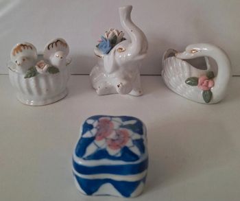 Lot de 4 petits bibelots blancs et bleus
