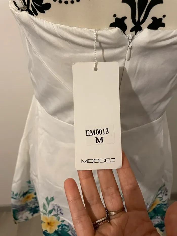 Robe neuve Moocci taille M ou 38 blanc à fleurs - photo numéro 5