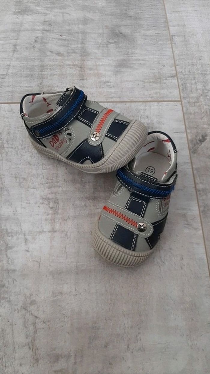 Chaussures avec scratchs