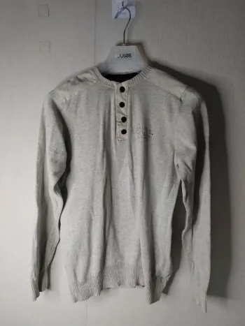 Pull gris a bouton "U collection"