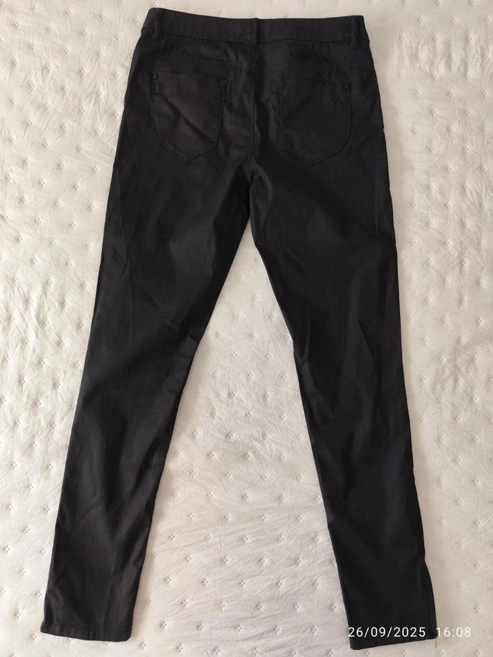 Pantalón negro básico estrecho con cremallera en bajo de Yessica - photo numéro 4