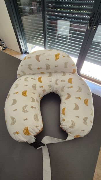 🍼  Coussin d’allaitement Momcozy – Grande taille, comme neuf