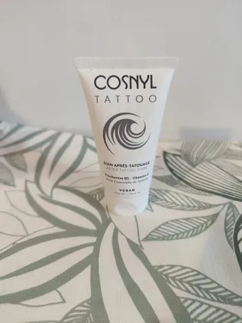 Cosnyl tattoo soin apres tatouage 50ml  à utiliser 12 mois après ouverture valeur 12€