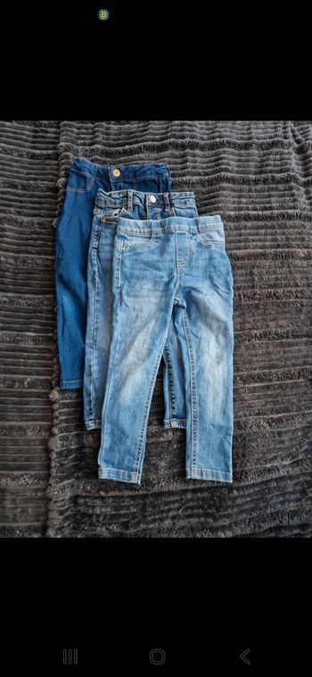 Lot 3 jeans fille 3-4 ans – Primark – Différentes teintes de bleu