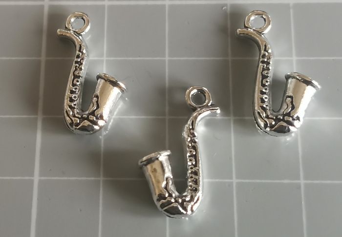 3 x pendentifs "saxophone" en métal argenté vieilli - photo numéro 3