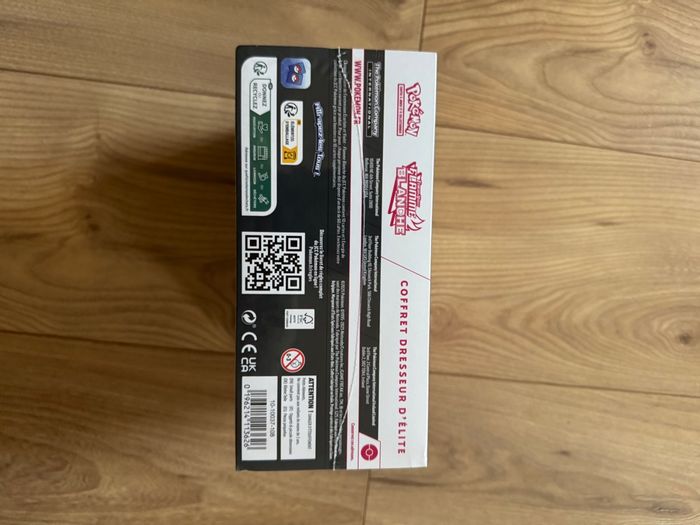 ETB Ev10,5 Flamme blanche Pokémon - photo numéro 2