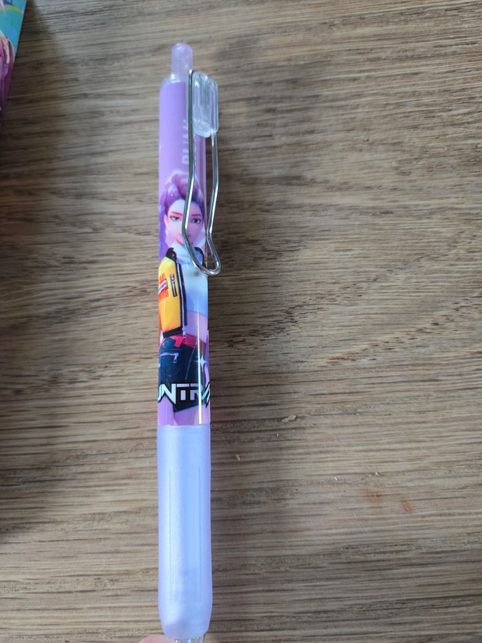Stylo crayon demon hunters kpop huntrixStylo crayon demon hunters kpop huntrix - photo numéro 2