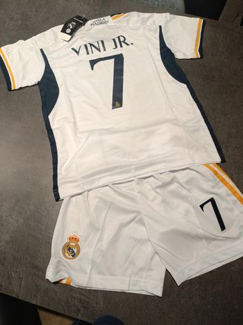 Tenue foot Real Madrid Vini Jr blanc. T.24