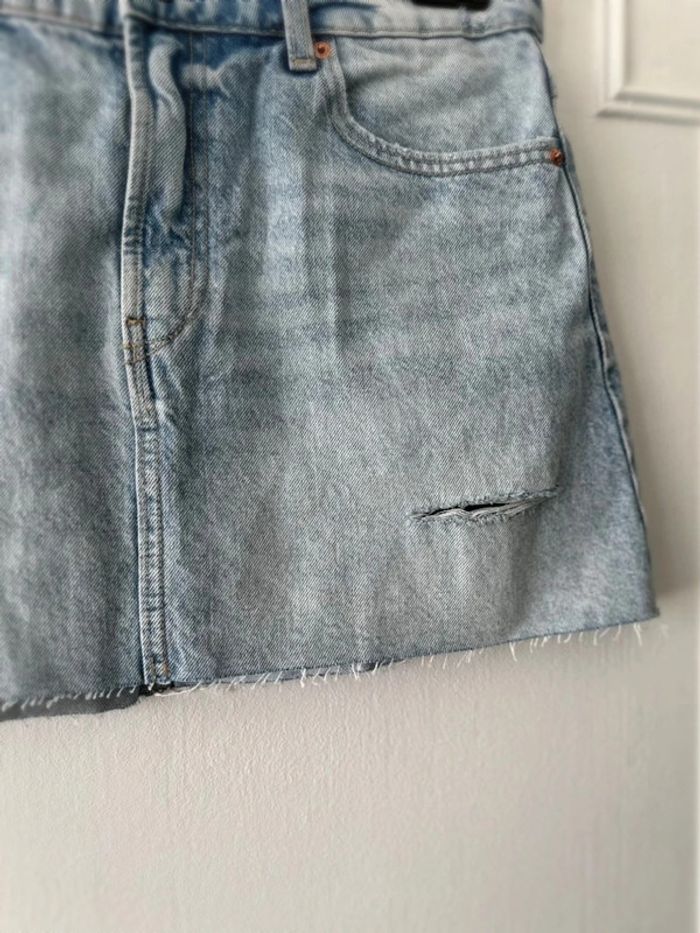 Mini jupe en jean taille haute trouée bleu clair taille 40 Stradivarius - photo numéro 3
