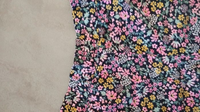Short fleuris h&m taille 6/8 ans fille - photo numéro 6