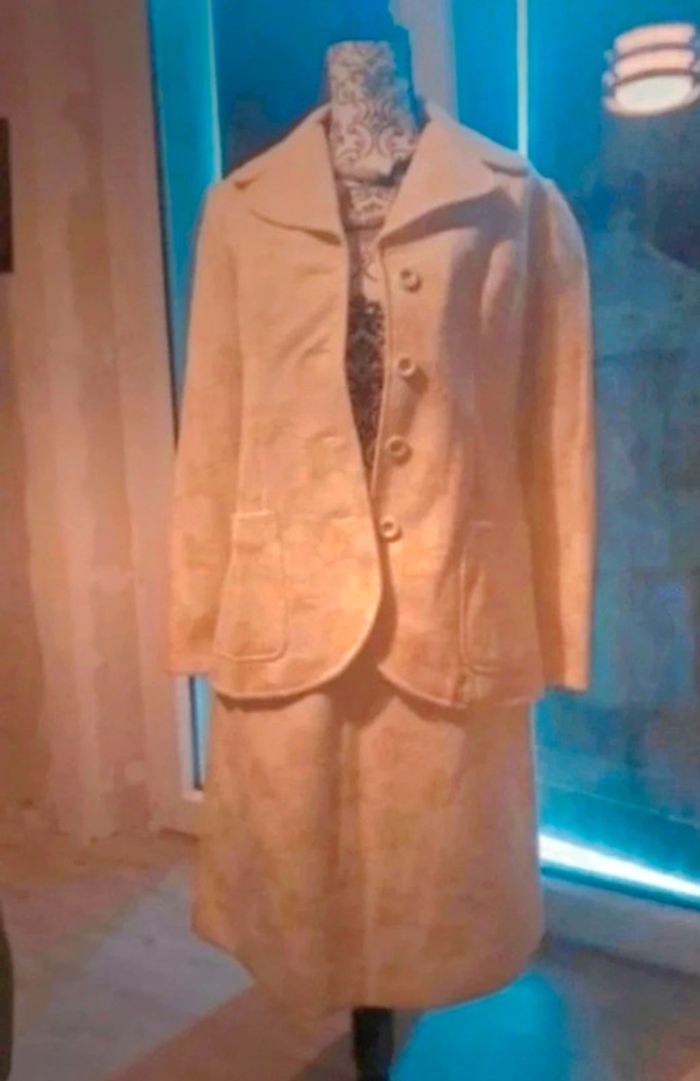 Tailleur femme jupe +veste T36 vintage ou pour déguisement - photo numéro 3