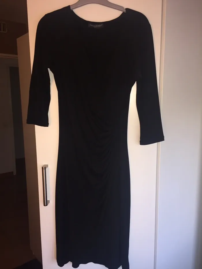 Robe noire plissée sur le devant. Neuve