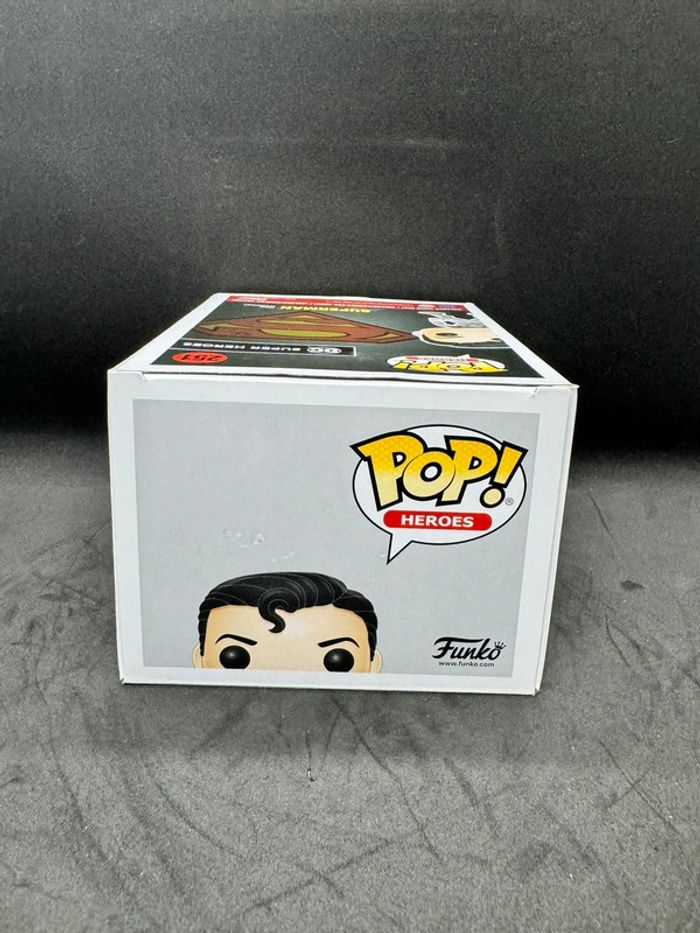 Funko pop dc comics Superman 251 Glow Chase Limited Edition Hot Topic - photo numéro 6