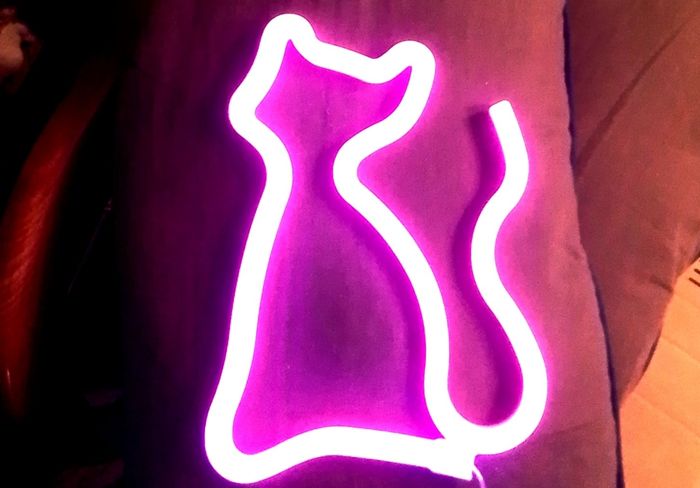 Lampe néon rose forme de chat