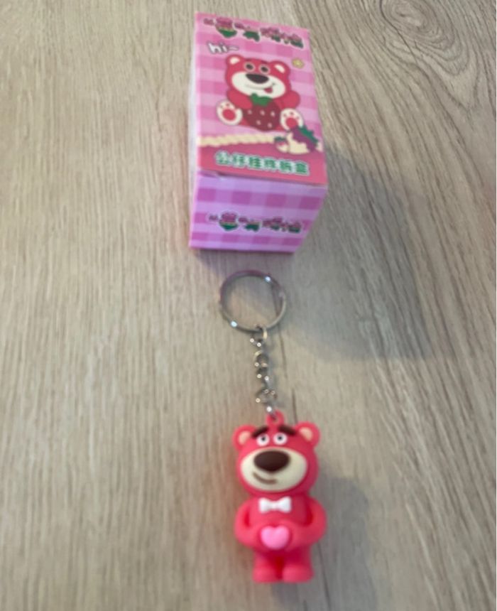 Magnifique porte clé neuf ours Lotso Toy Story - photo numéro 2