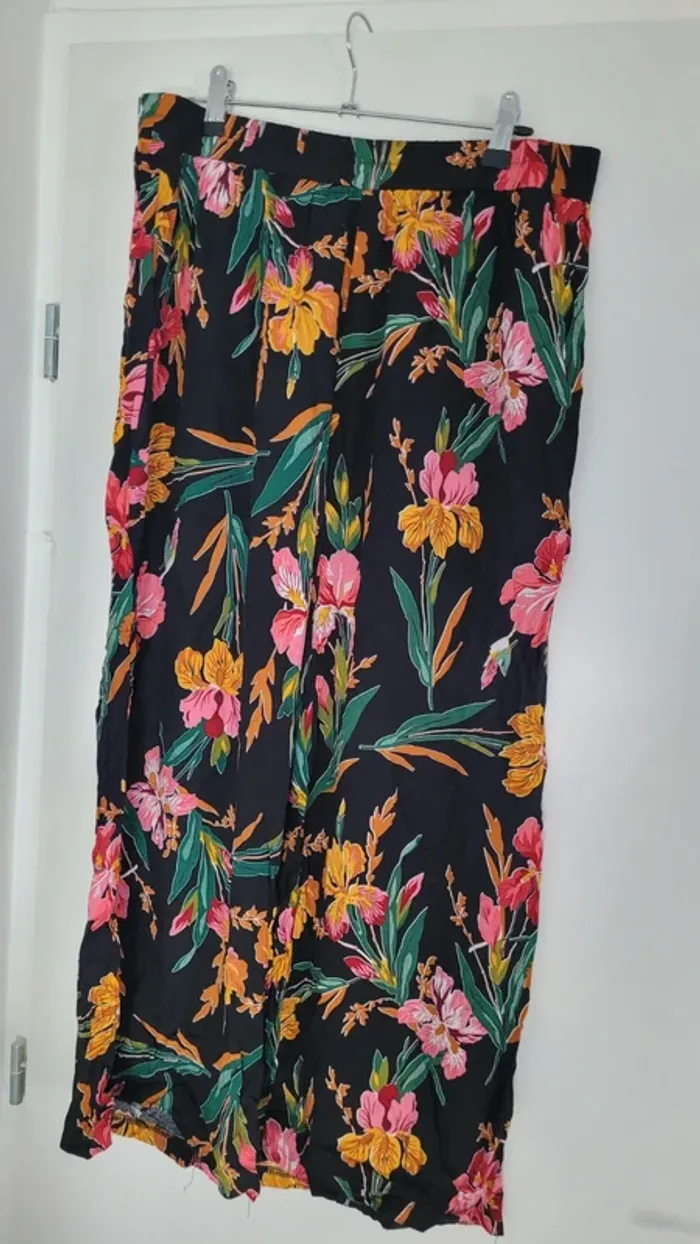 Pantalon noir à fleurs - photo numéro 2