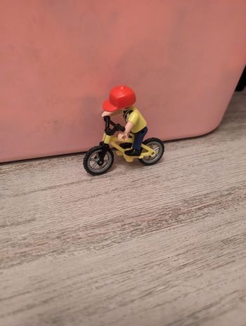 Garçon vélo playmobil