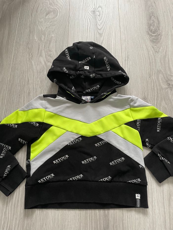 Pull court à capuche 7/8 ans