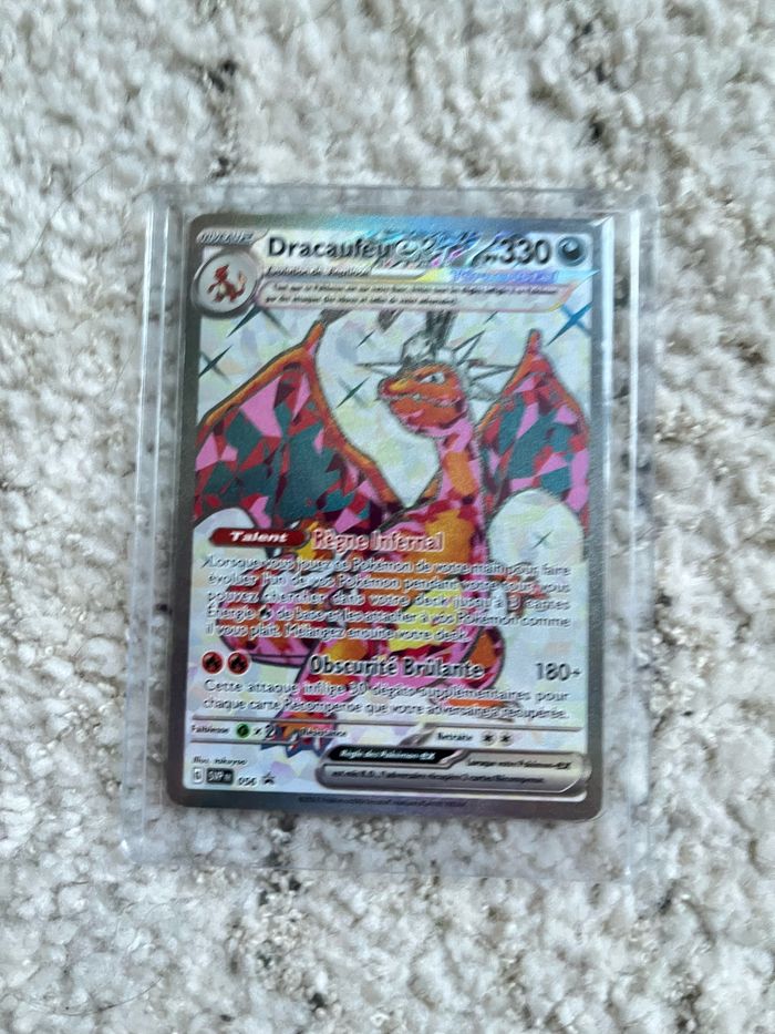 Carte Dracaufeu Pokémon sous top loader
