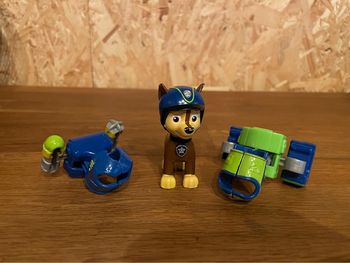 Figurine Chase Action Pack avec 2 uniformes à clipser de la Pat Patrouille