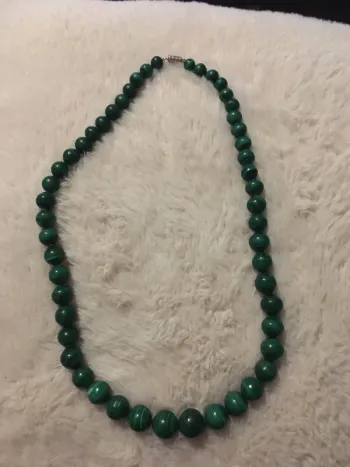 Collier en pierre de malachite