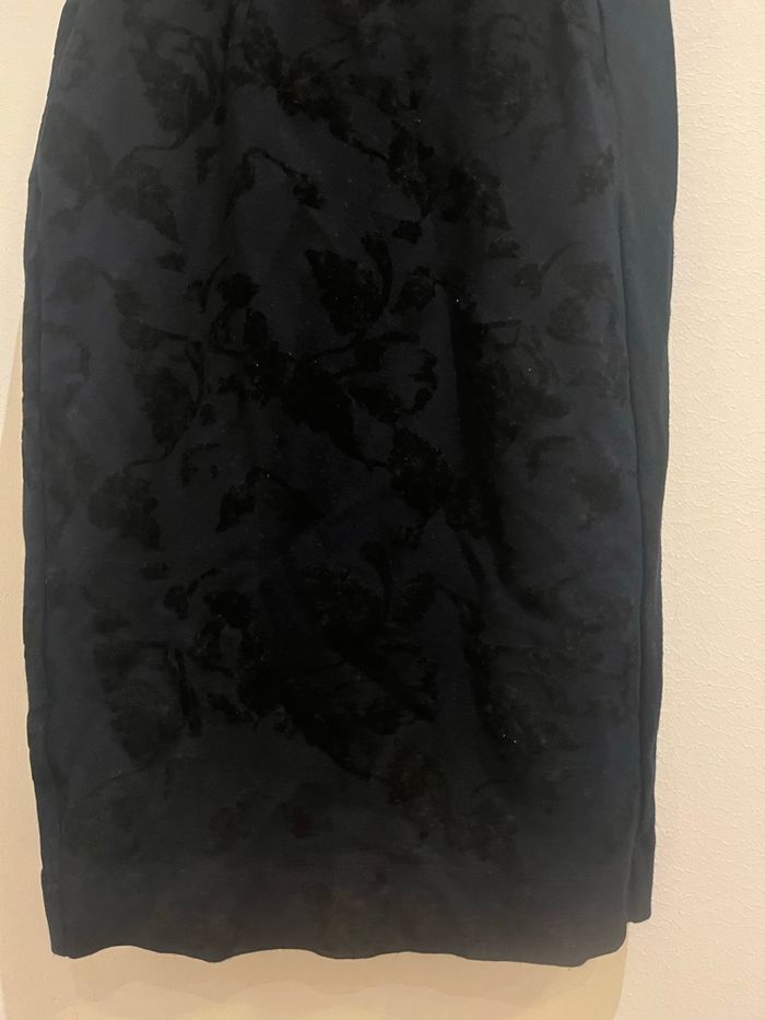 Robe longue noir avec des fleurs en velours manches courtes french connection taille S/36 - photo numéro 8
