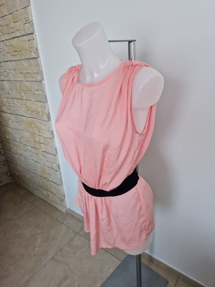 Haut rose avec sa ceinture noire Mango - photo numéro 2