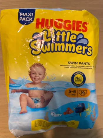 14 couches de piscine Huggies taille 5-6