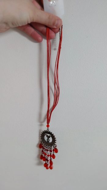 Collier rouge neuf