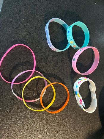 Lots 8 bracelets caoutchouc