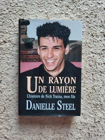 Livre relié "Un rayon de lumière " de Danielle Steel - L'histoire de Nick Traina, mon fils