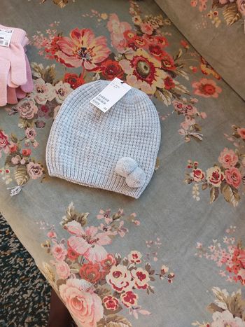 Bonnet gris pompons