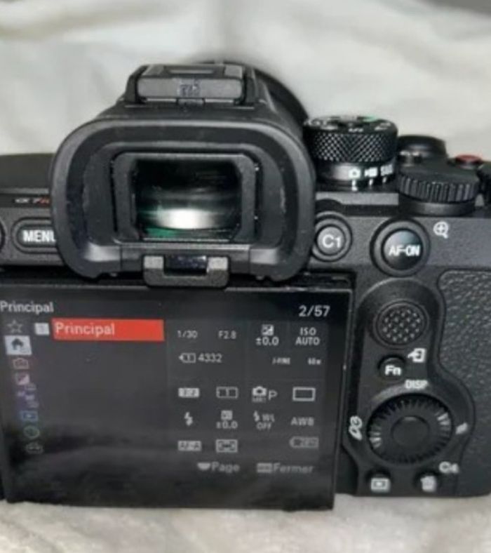 Appareil photo Sony Alpha A7R V en parfait état - photo numéro 3