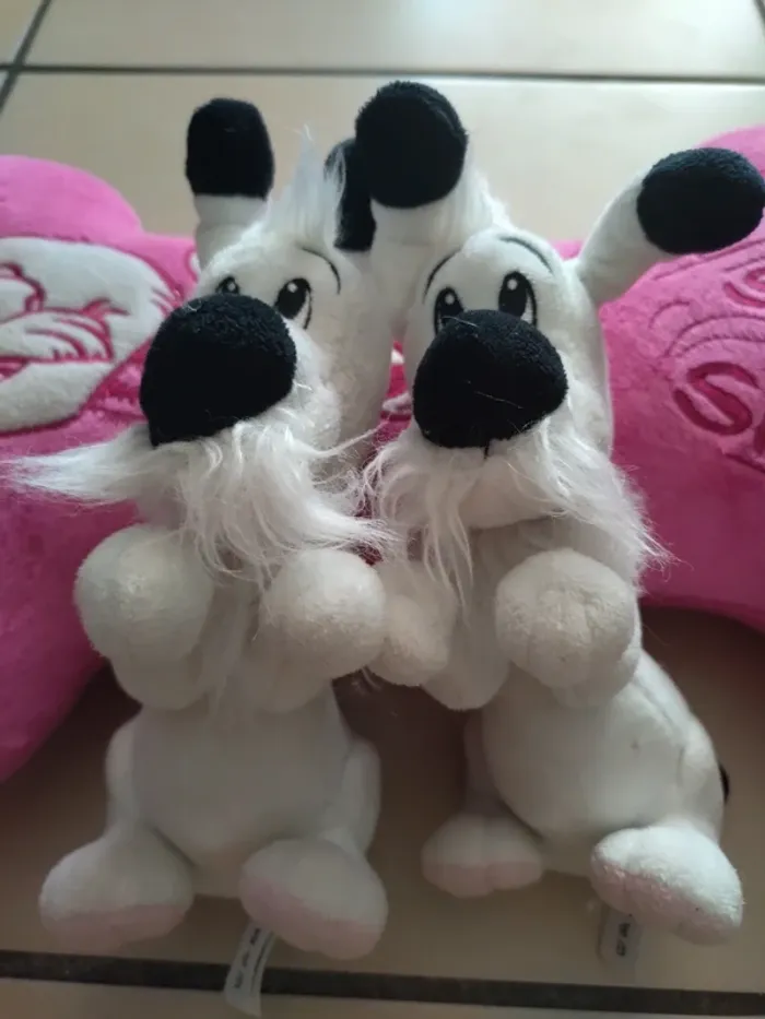 Lot peluche Idéfix et coussin  en forme d'os parc Astérix - photo numéro 3