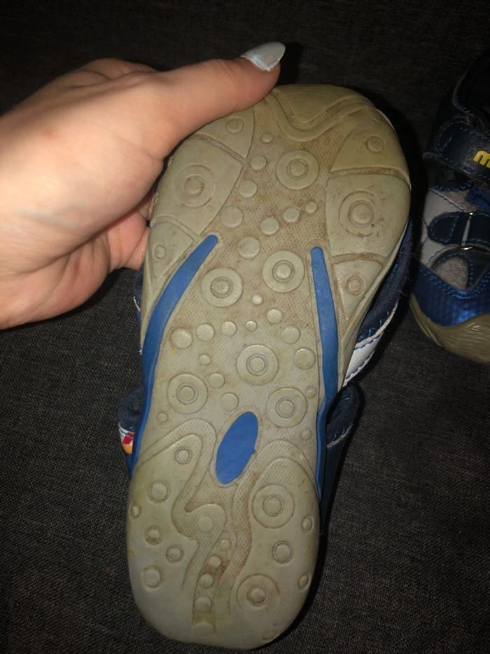 Sandale / taille 26 / minions - photo numéro 3