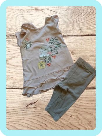Ensemble legging court + tee-shirt en très bon état sans marque taille 18 mois