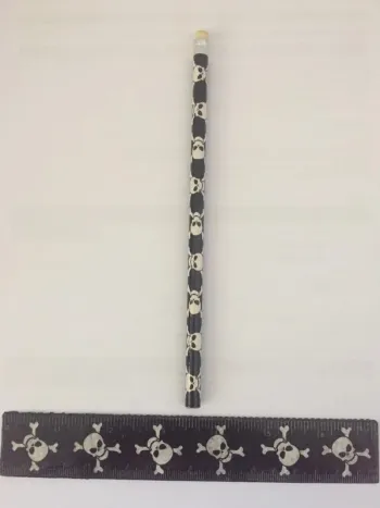 Règle avec crayon de bois têtes de morts