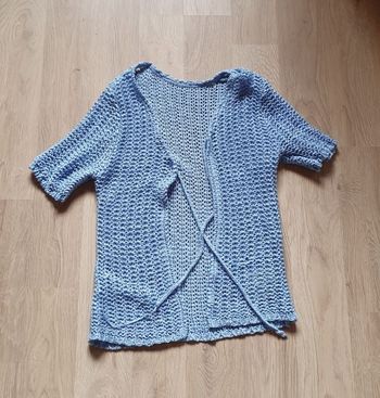 Boléro à trous bleus